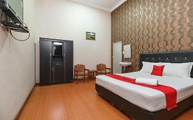 RedDoorz near Danau Toba Parapat